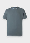 Kurzärmliges T-Shirt mit Rundhalsausschnitt in gedämpftem Blau, mit gestreiftem Detail am Kragen, einfarbigem Vorderteil und glatter Stoffstruktur.