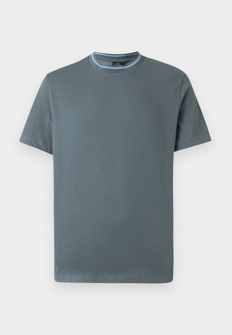 Kurzärmliges T-Shirt mit Rundhalsausschnitt in gedämpftem Blau, mit gestreiftem Detail am Kragen, einfarbigem Vorderteil und glatter Stoffstruktur.