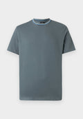 Kurzärmliges T-Shirt mit Rundhalsausschnitt in gedämpftem Blau, mit gestreiftem Detail am Kragen, einfarbigem Vorderteil und glatter Stoffstruktur.