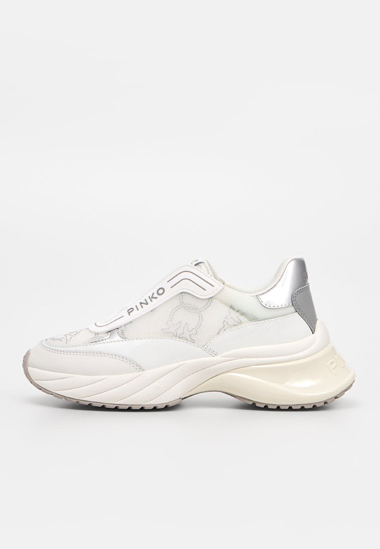 Weißer und silberner klobiger Sneaker mit "PINKO"-Logo, Blumenstickerei und dicker, strukturierter Sohle, seitlich auf einem schlichten Hintergrund gezeigt.