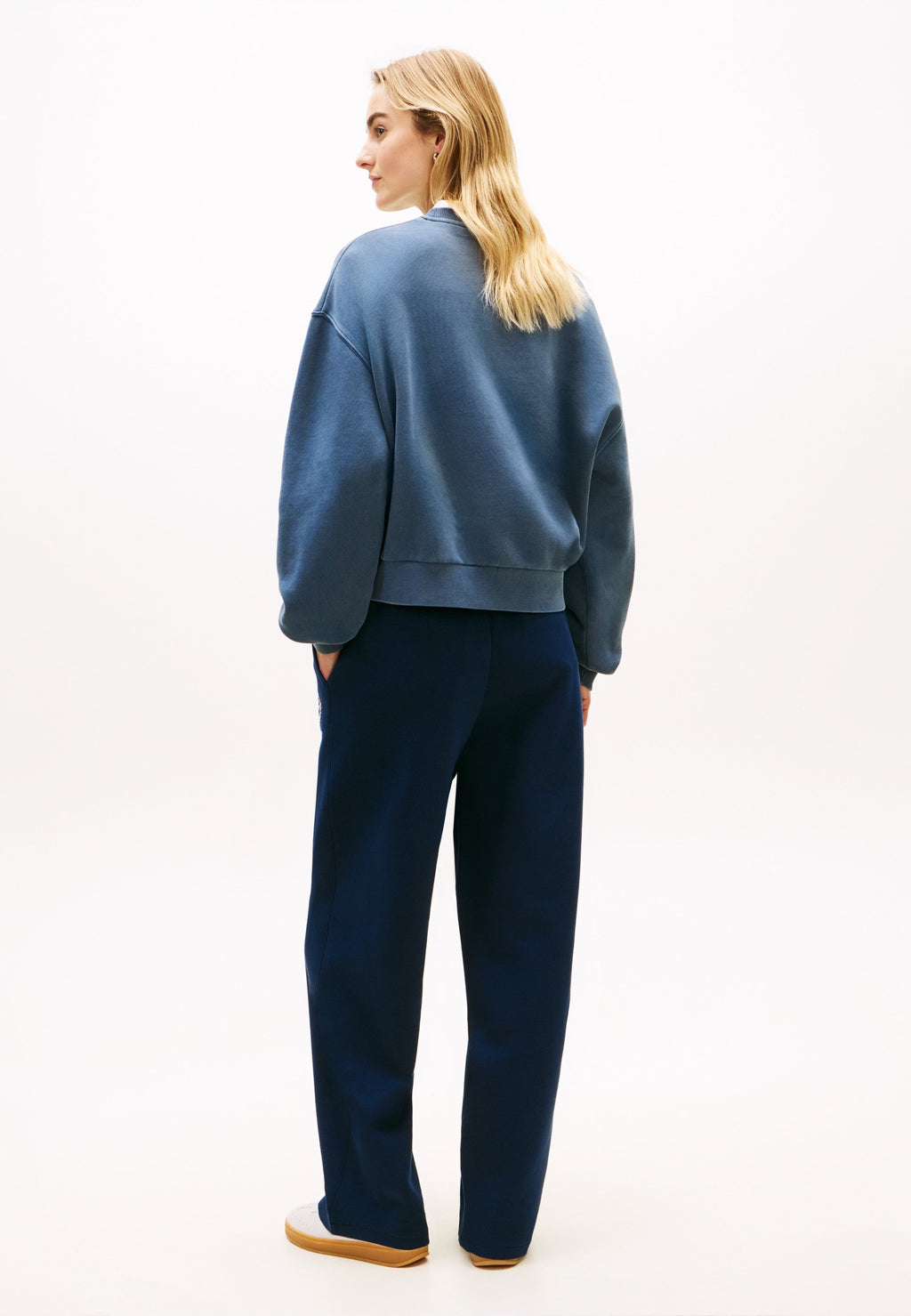 CREST EMBROIDERY RELAXED TERRY SWEATSHIRT Media 4