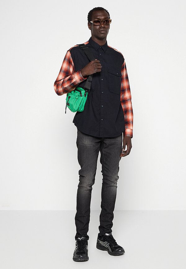 Armani Exchange LOOSE FIT