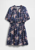 Florales Kleid in Marineblau mit rosa Rosen, kurzen Ärmeln, geraffter Taille und Knopfleiste vorne. Weicher, glatter Stoff mit fließender Form.