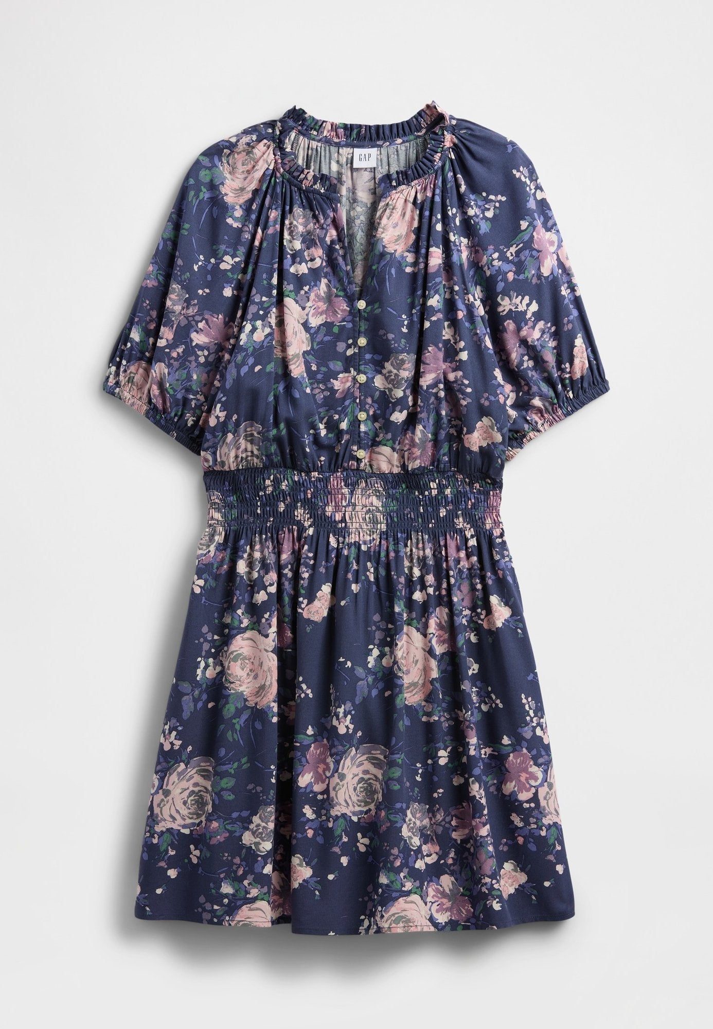 Florales Kleid in Marineblau mit rosa Rosen, kurzen Ärmeln, geraffter Taille und Knopfleiste vorne. Weicher, glatter Stoff mit fließender Form.