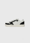 Weiße und schwarze synthetische Sneaker mit glänzenden Akzenten, perforierter Zehenbox, runden Schnürsenkeln und einer strukturierten Gummisohle. Logo an der Seite.