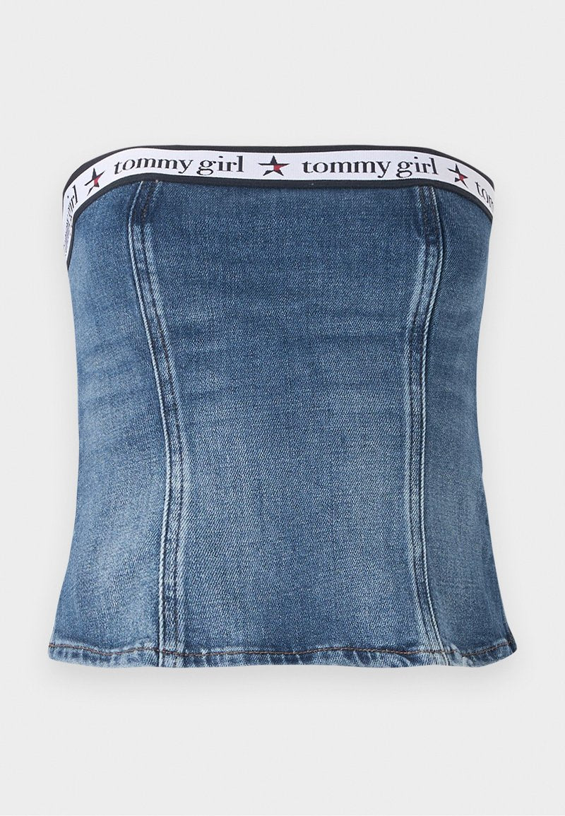 Denim trägerloses Oberteil mit einer taillierten Passform, das ein weißes elastisches Band mit "Tommy Girl"-Markierung und roten Sternakzenten nahe dem oberen Rand aufweist.