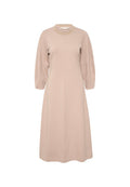 Beiges Midi-Kleid aus weichem Stoff, mit rundem Ausschnitt, langen Puffärmeln und einer lockeren Silhouette. Nahtdetails verleihen Struktur.