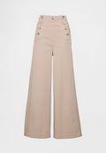 Beige Hosen mit weitem Bein und hoher Taille, mit großen Knopfakzenten an den Vorderhosentaschen und einem glatten, leichten Stoff.