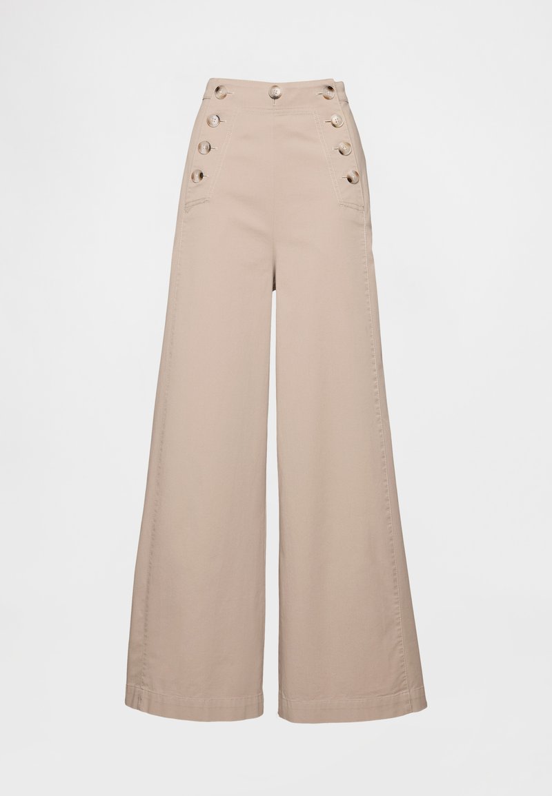 Beige Hosen mit weitem Bein und hoher Taille, mit großen Knopfakzenten an den Vorderhosentaschen und einem glatten, leichten Stoff.