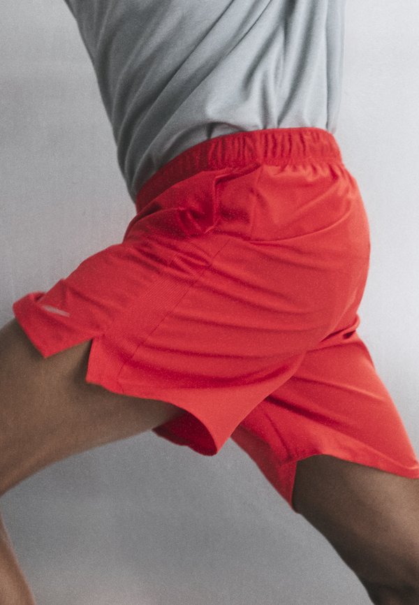 Nike Performance CHALLENGER SHORT - Sports shorts - light crimson/black/reflective silver-coloured