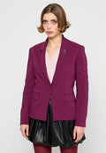 Magenta Blazer mit Reverskragen, einreihigem Knopfverschluss und zwei vorderen Taschen. Über einem hellrosa Pullover und einem schwarzen Lederröcke getragen.