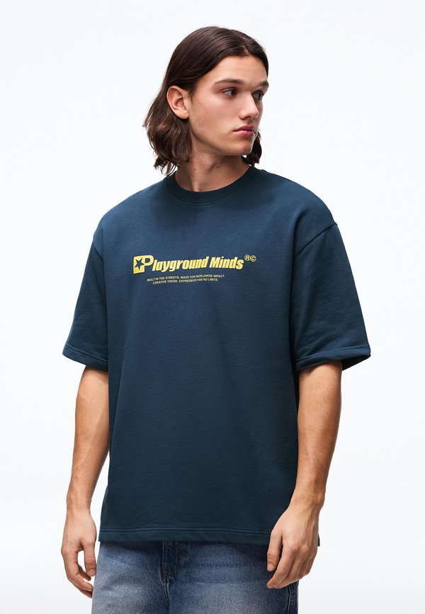 Bershka PLAYGROUND MINDS - Print T-shirt - dark blue