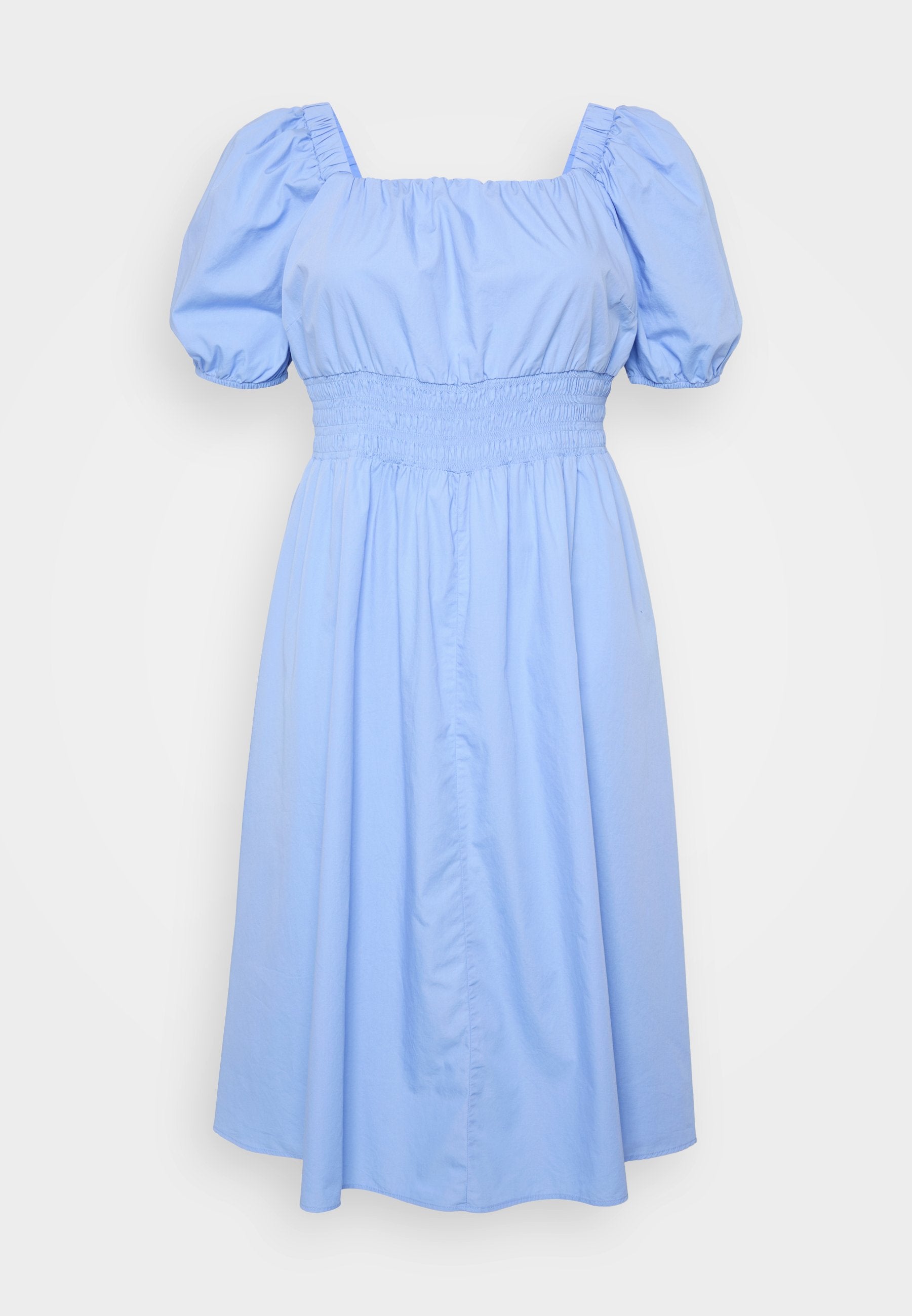 Hellblaues Kleid mit quadratischem Ausschnitt, Puffärmeln und einem gerafften Taillenbereich. Der Stoff ist glatt und das Rockdesign fließt.