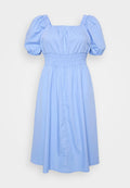 Hellblaues Kleid mit quadratischem Ausschnitt, Puffärmeln und einem gerafften Taillenbereich. Der Stoff ist glatt und das Rockdesign fließt.