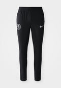 Schwarze Sporthosen mit gerippter Textur, auf der linken Hose mit einem weißen FC-Logo und auf der rechten Seite mit einem grauen Nike-Swoosh.