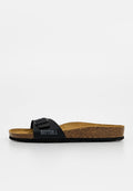 Schwarze Slide-Sandale mit einem Riemen, verstellbarer Schnalle, Kork-Fußbett und "BAYTON"-Logo mit Anker an der Seite.
