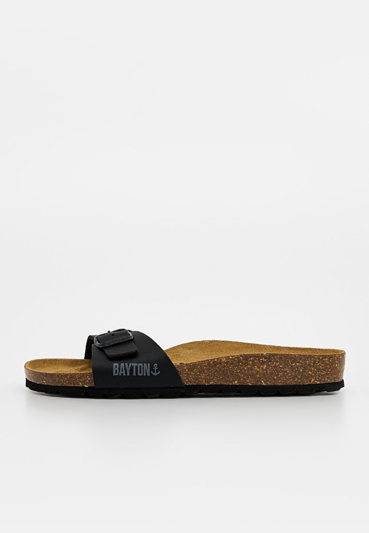 Schwarze Slide-Sandale mit einem Riemen, verstellbarer Schnalle, Kork-Fußbett und "BAYTON"-Logo mit Anker an der Seite.