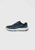 Herren-Sportschuh in Marineblau und Schwarz mit weißer Sohle, Mesh-Einsätzen, gepolstertem Schaft und orangefarbenem Logo an der Seite.