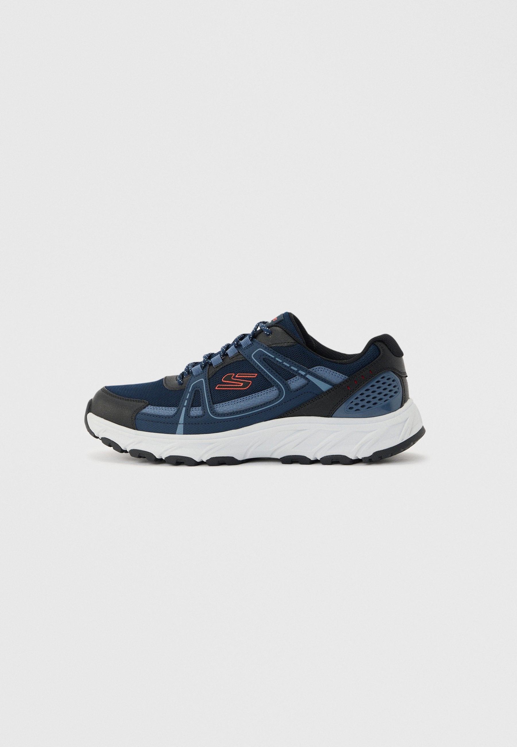 Herren-Sportschuh in Marineblau und Schwarz mit weißer Sohle, Mesh-Einsätzen, gepolstertem Schaft und orangefarbenem Logo an der Seite.