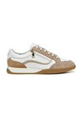 Weiße und beige Sneaker mit einem strukturierten Wildleder-Obermaterial, Gummisohle und dekorativem Reißverschluss-Akzent. Mit Schnürsenkeln und dezentem Logo-Detail.