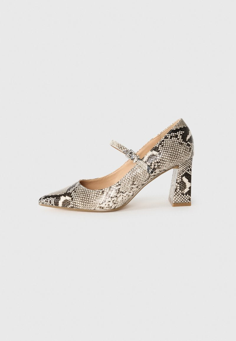 Spitze High Heels mit Blockabsatz, gefertigt aus synthetischem Material im Schlangenmuster in Schwarz-, Weiß- und Beigetönen.