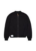 Schwarze Bomberjacke mit Reißverschluss aus weichem Material. Mit gerippten Bündchen und Saum, sowie einem kleinen Etikett in der Nähe des unteren Saums.