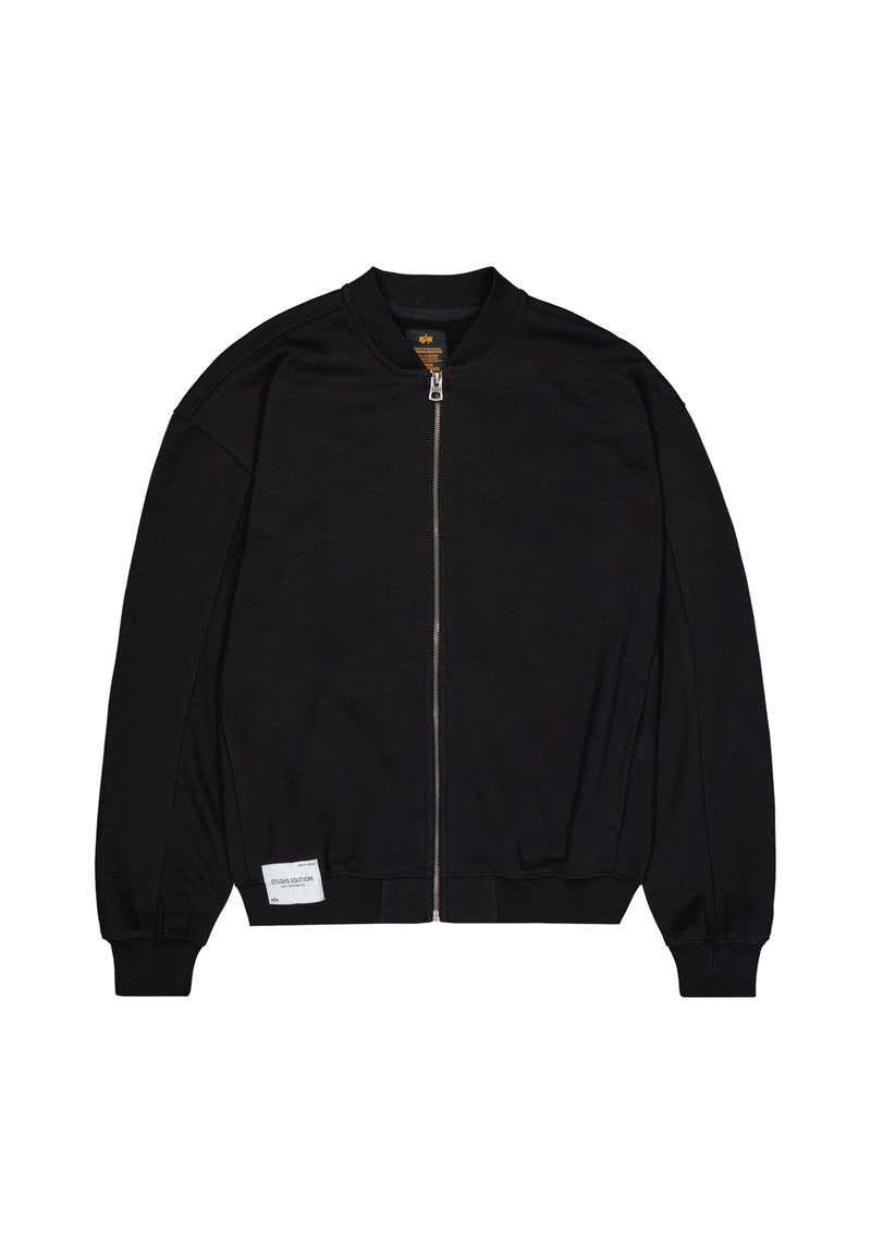 Schwarze Bomberjacke mit Reißverschluss aus weichem Material. Mit gerippten Bündchen und Saum, sowie einem kleinen Etikett in der Nähe des unteren Saums.