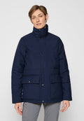 Navy Pufferjacke mit hohem Kragen, Druckknopfverschluss und zwei Fronttaschen. Strukturierte Steppung sorgt für visuelles Interesse.