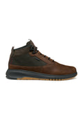 Braune High-Top-Schuhe mit Leder- und Mesh-Elementen, schwarzen Schnürsenkeln, einer gepolsterten Sohle und strukturierten Akzenten im oberen Bereich.