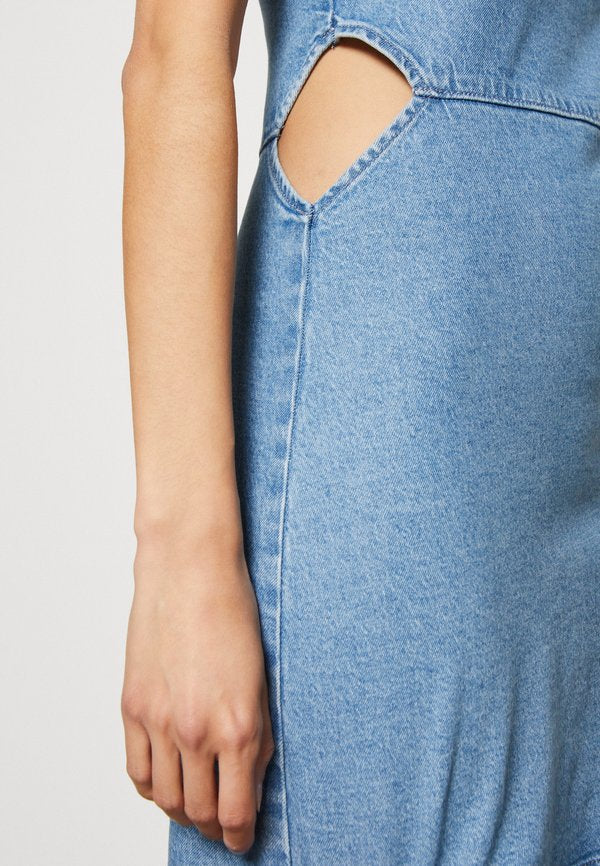 GAP HALTER CUT OUT