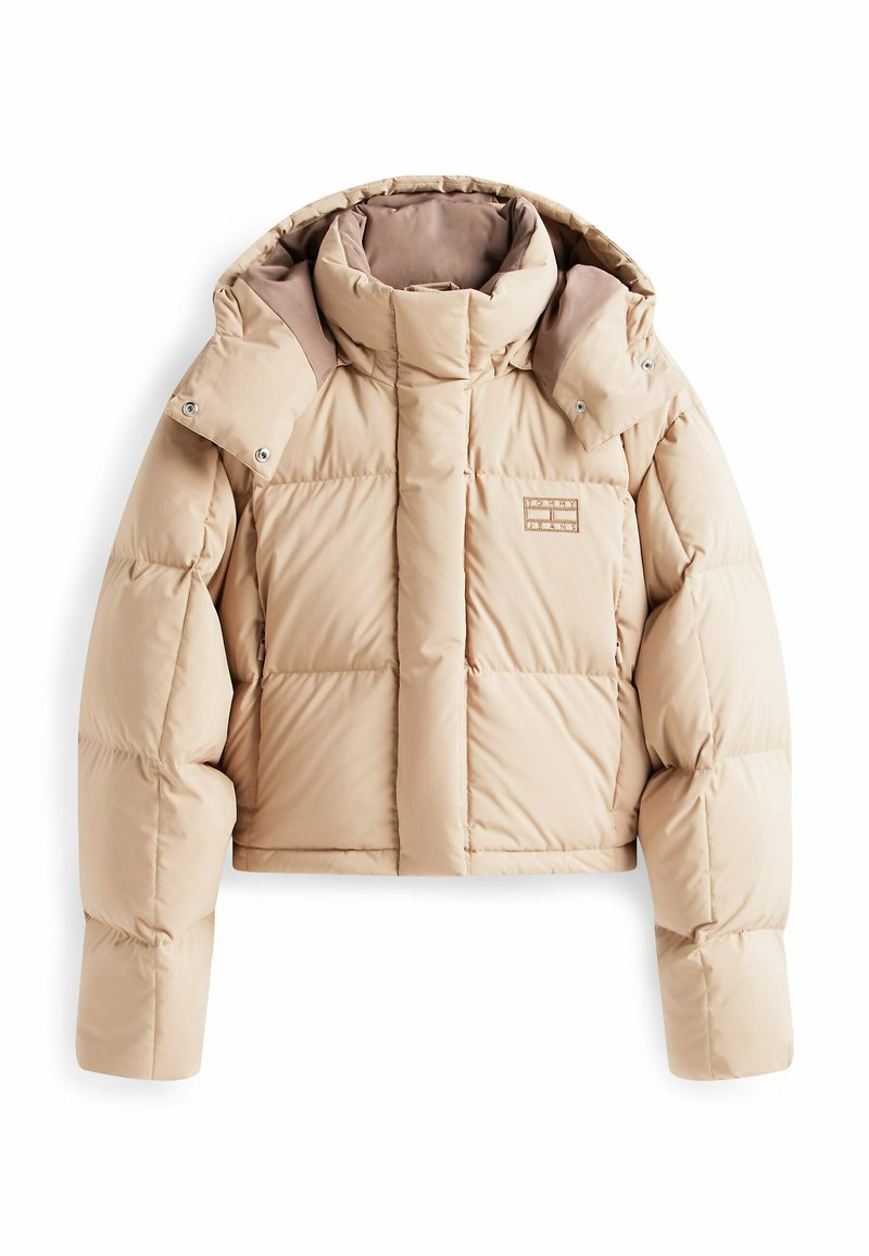 Gekürzte Daunenjacke in hellem Beige, ausgestattet mit einem hohen Kragen, Daunenfüllung, Druckknöpfen und einer subtilen Strukturierung der Oberfläche.