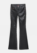 Schwarze, ausladende Lederhosen mit kontrastierenden grauen Seiteneinsätzen, vorderen Taschen und silbernen Hardware-Details. Glatte Textur mit einer taillierten Passform.