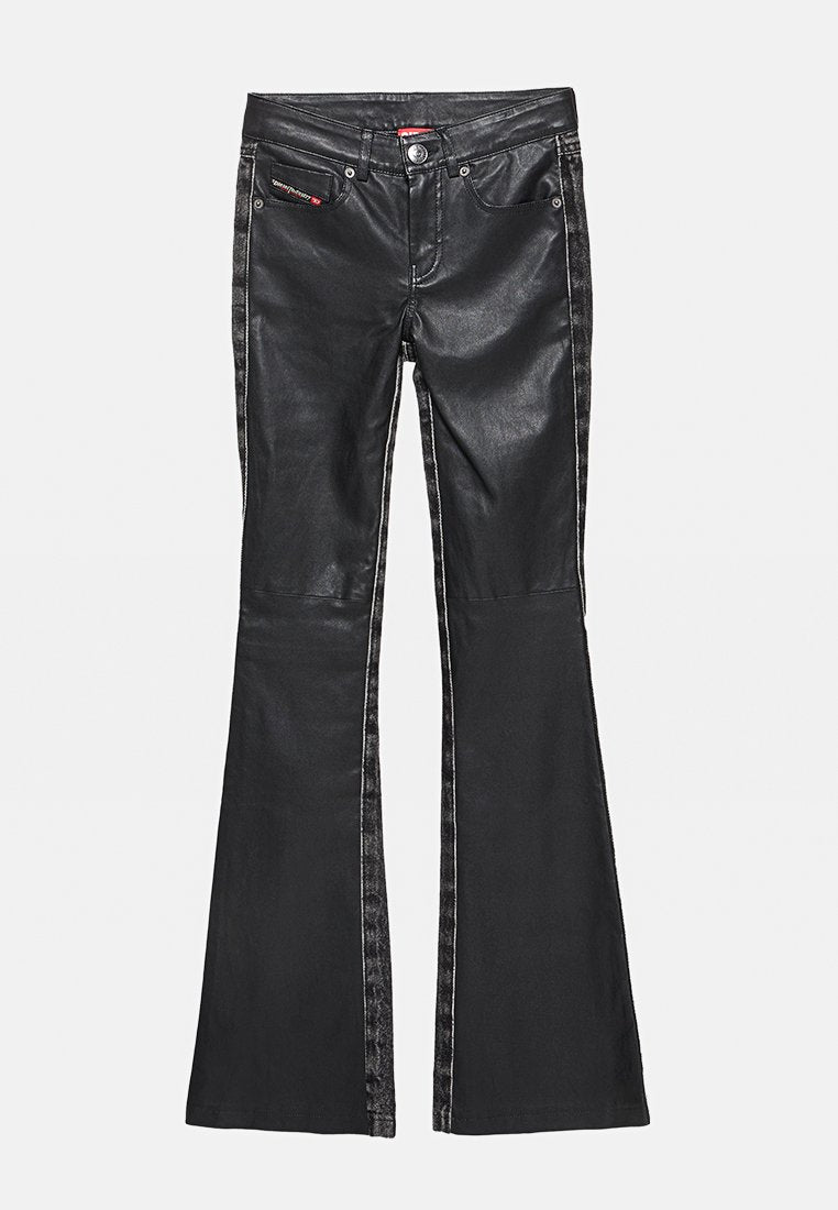 Schwarze, ausladende Lederhosen mit kontrastierenden grauen Seiteneinsätzen, vorderen Taschen und silbernen Hardware-Details. Glatte Textur mit einer taillierten Passform.