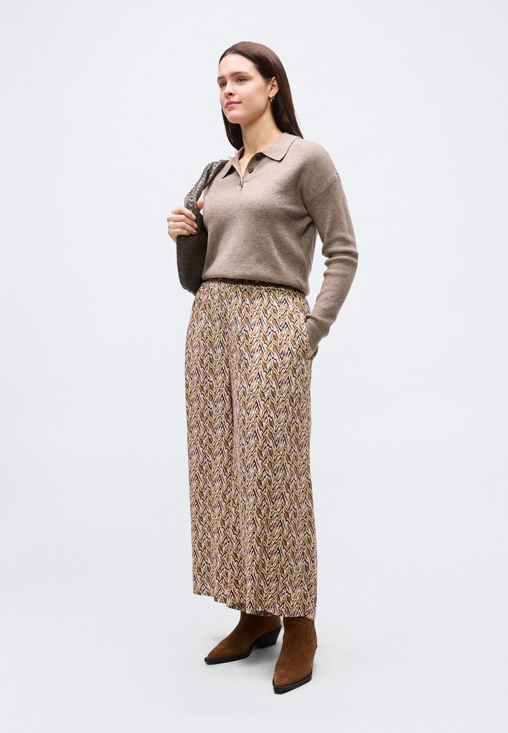 CARNOVA Loose Fit - Cropped Media 2