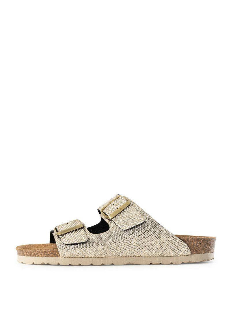 Rutschschuh-Sandale mit zwei verstellbaren goldenen Schnallen, strukturiertem beigen Obermaterial, Korkfußbett und hellbeigem geriffelten Schuhsohle.