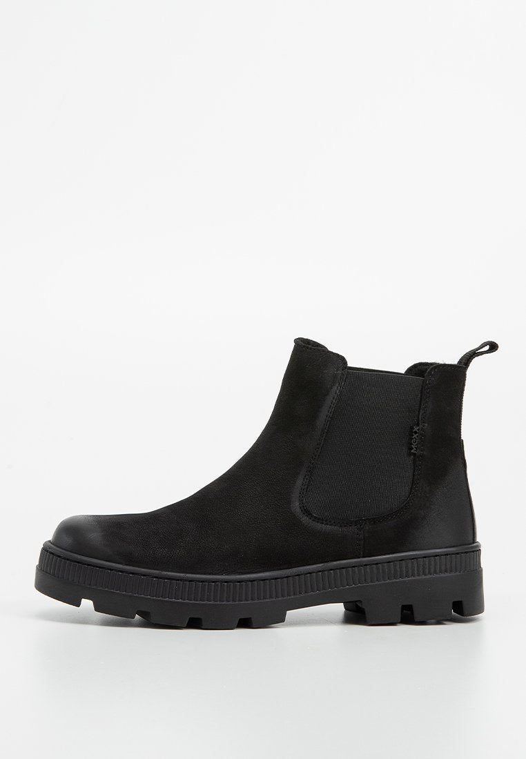 Schwarze Ankle Boots aus Wildleder mit einem elastischen Seitenpanel, abgerundetem Zeh und einer strukturierten Gummisohle, die tiefe Rillen für besseren Halt aufweist.