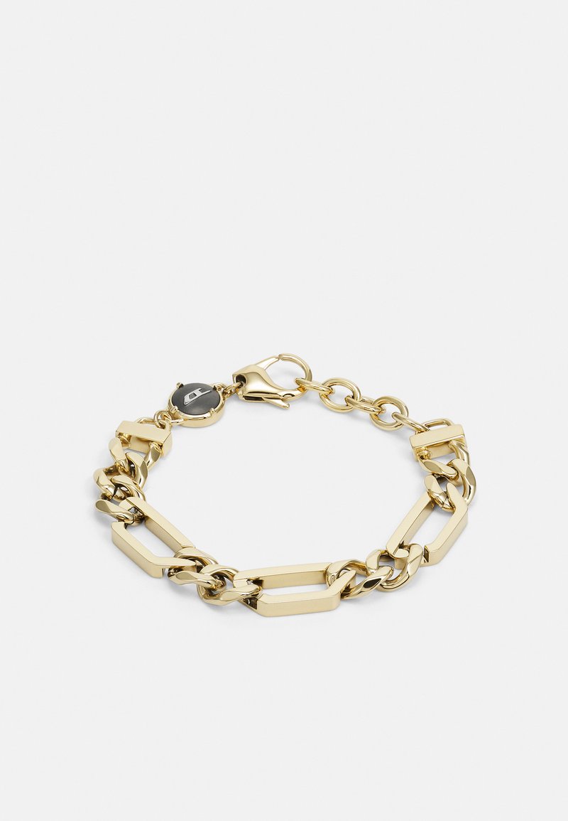 Goldene Kettenarmband mit geometrischen Gliedern, die abwechselnd rechteckige und kreisförmige Formen aufweisen, mit einem Karabinerverschluss und einem runden Anhänger.