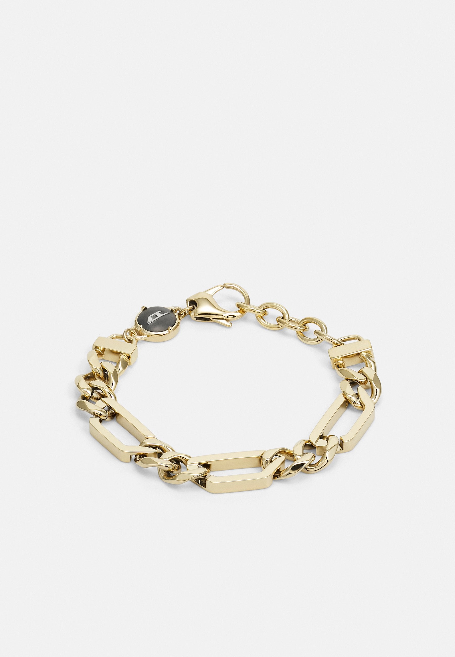 Goldene Kettenarmband mit geometrischen Gliedern, die abwechselnd rechteckige und kreisförmige Formen aufweisen, mit einem Karabinerverschluss und einem runden Anhänger.