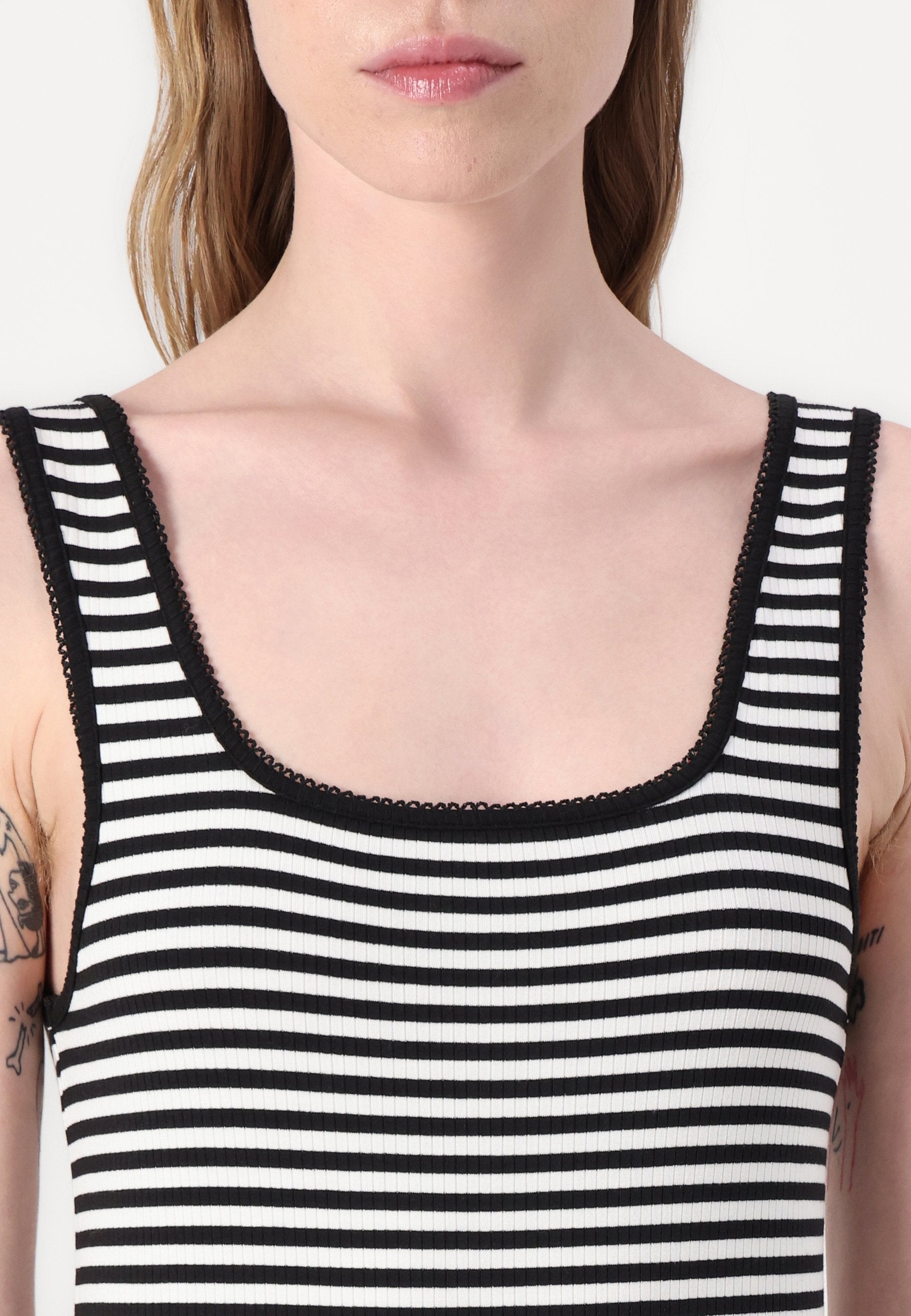 SLIM SQUARE TANK Media 6
