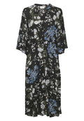 Maxi-Kleid mit floralem Muster auf schwarzem Hintergrund, das blaue und weiße Blumen zeigt, einen V-Ausschnitt, eine Bindegürtel in der Taille und lockere, fließende Ärmel hat.