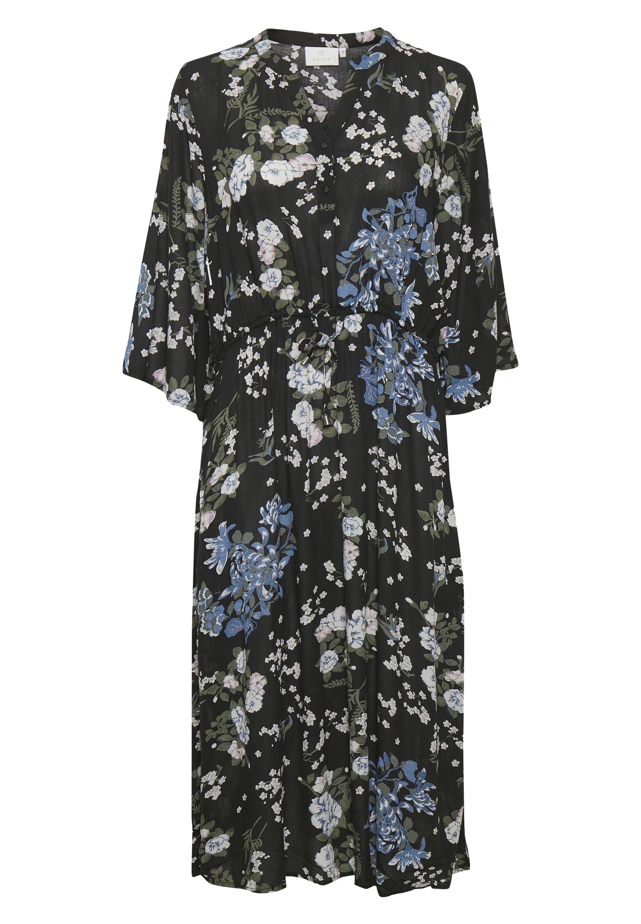 Maxi-Kleid mit floralem Muster auf schwarzem Hintergrund, das blaue und weiße Blumen zeigt, einen V-Ausschnitt, eine Bindegürtel in der Taille und lockere, fließende Ärmel hat.
