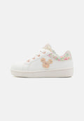 Weißer Sneaker mit glitzernden rosa und floralen Akzenten, rundem Logodetail, dekorativen Schnürsenkeln und einer strukturierten Gummisohle.