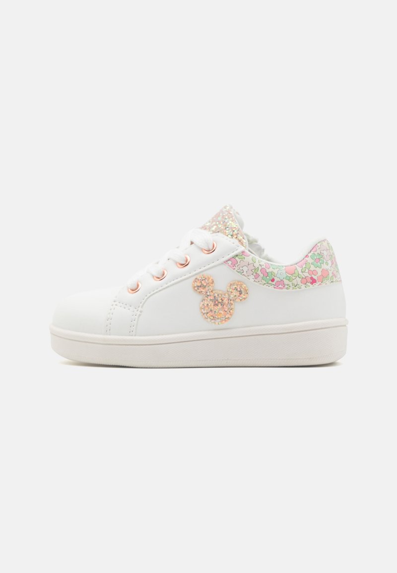 Weißer Sneaker mit glitzernden rosa und floralen Akzenten, rundem Logodetail, dekorativen Schnürsenkeln und einer strukturierten Gummisohle.
