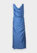 Satin kleid in Blau mit schulterfreiem Ausschnitt und seitlichem Raffung. Hat eine figurbetonte Silhouette und einen mittellangen Saum mit einem leichten Schlitz.