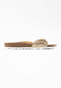 Slide-Sandal mit einem Korkfußbett, goldenem Glitzer-Riemen und weißer Gummisohle. Flaches Design mit minimalen Hardware-Highlights.