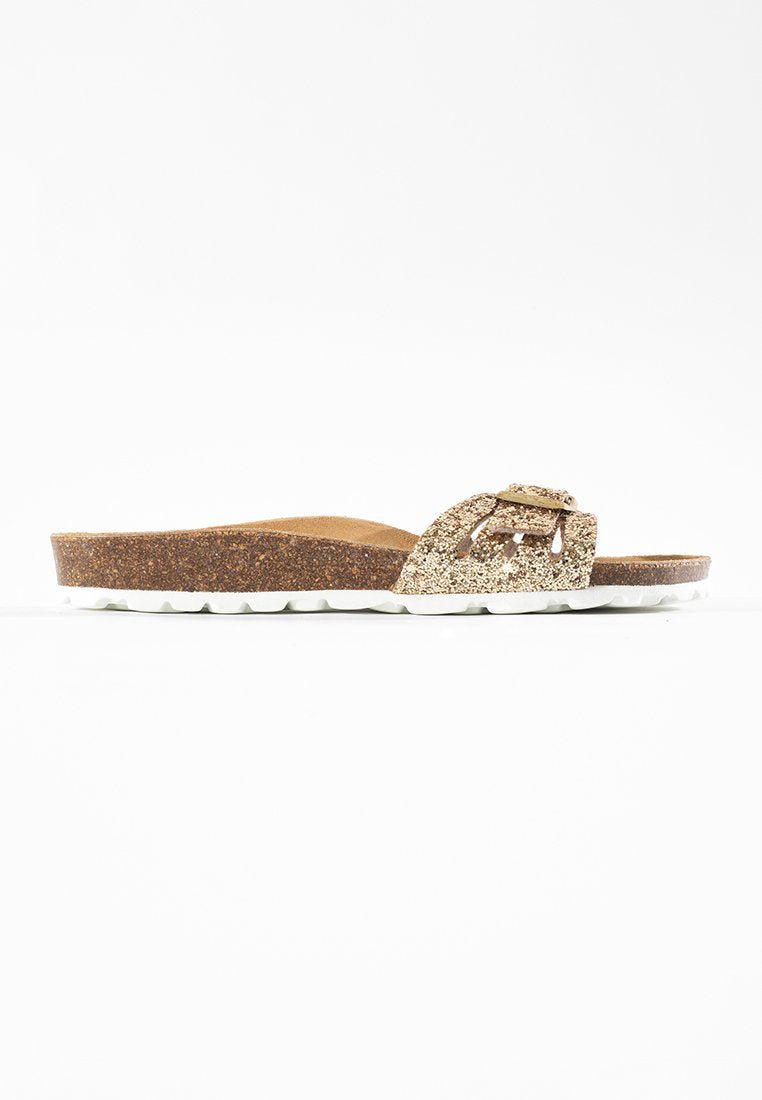 Slide-Sandal mit einem Korkfußbett, goldenem Glitzer-Riemen und weißer Gummisohle. Flaches Design mit minimalen Hardware-Highlights.