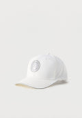 Weißes Baseballcap mit rundem silbernem Logo auf der Vorderseite, ausgestattet mit einer gebogenen Krempe und verstellbarem Riemen hinten. Glatte Stoffstruktur.