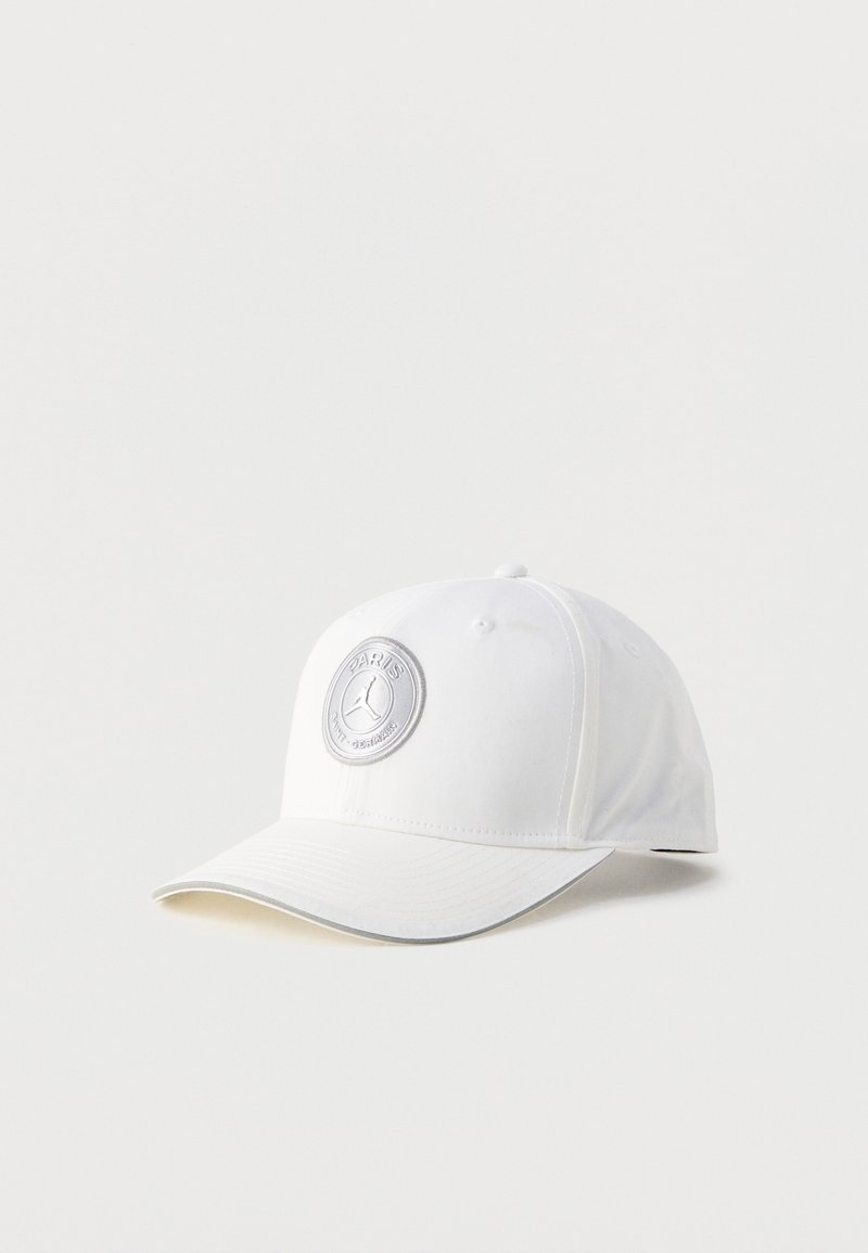 Weißes Baseballcap mit rundem silbernem Logo auf der Vorderseite, ausgestattet mit einer gebogenen Krempe und verstellbarem Riemen hinten. Glatte Stoffstruktur.
