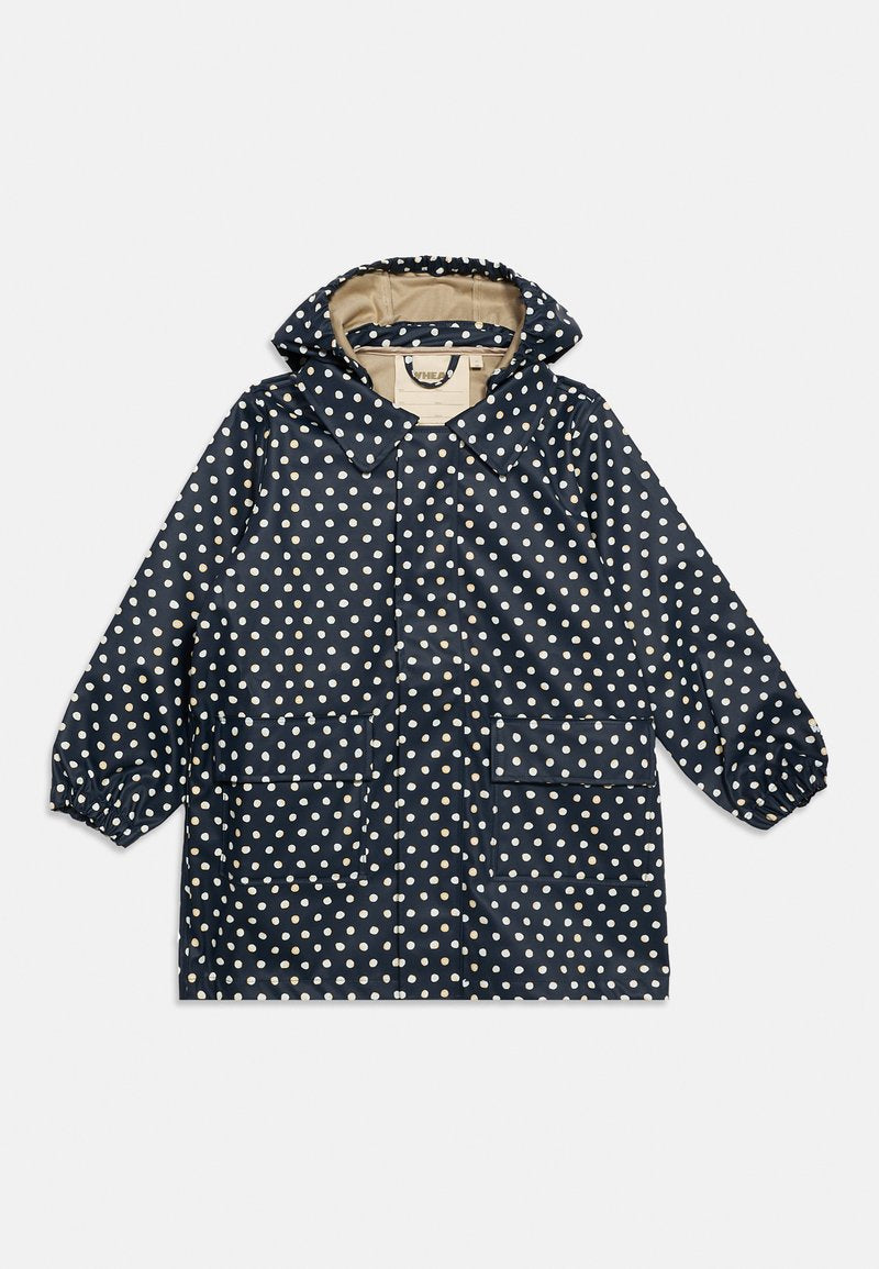Marineblauer Kinderregenmantel mit weißen Punkten, Kapuze, elastischen Bündchen und zwei vorderen Patentaschen, beiges Innenfutter.