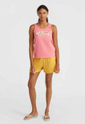 Rosa Baumwolltanktop mit Blumenmuster, kombiniert mit gelben Shorts. Das Tanktop hat einen runden Ausschnitt und ärmelloses Design, mit glatter Textur.